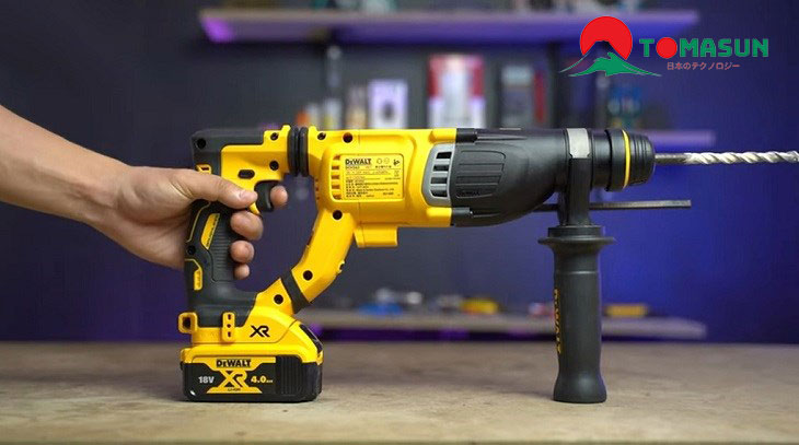 Dùng khoan bê tông khoan bê tông mũi 10 khoan lên trần 2 mũi