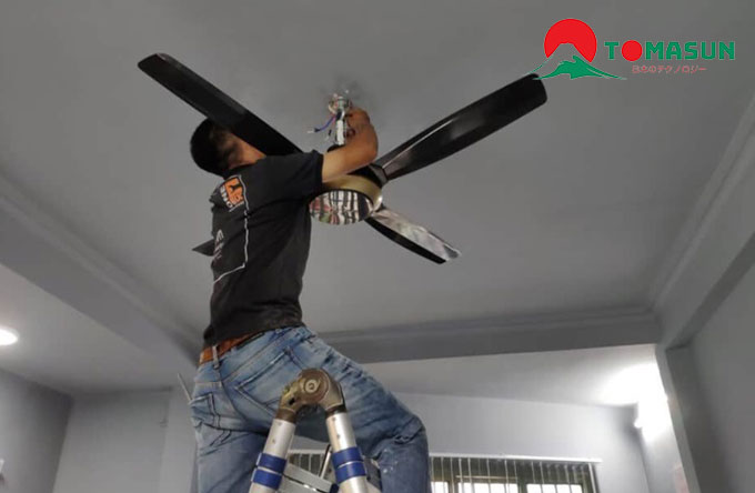 Dùng 2 vít nở sắt 8 đóng lên trần và siết ở mức vừa (không siết chặt)