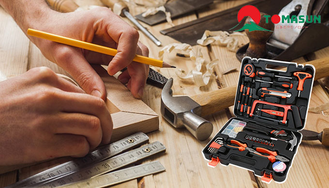 Tháo ốc ở vít sắt đưa bản đế lên trần và siết chặt hết nấc 100%