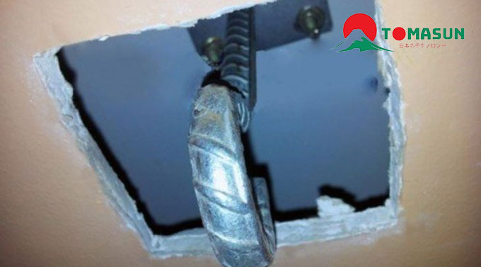 Khoét 1 lỗ rộng trên trần, bắn big treo