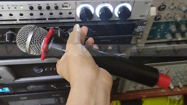 Điều chỉnh âm sắc cho micro (MIC TONE)